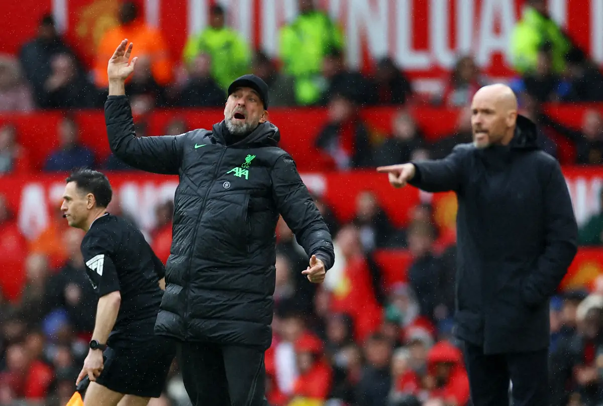 【画像・写真】マンチェスターU戦、ピッチサイドでエキサイトするリバプールのクロップ監督（中央）（ロイター）