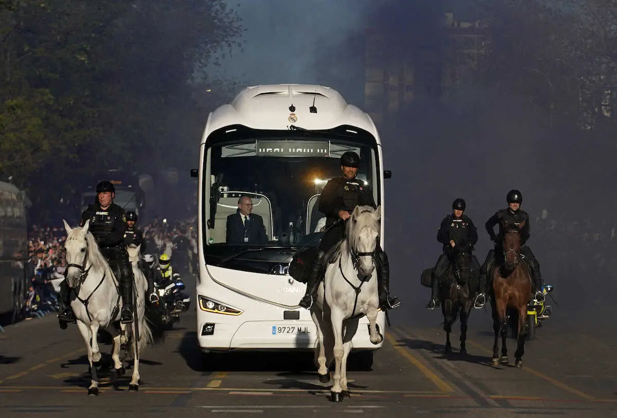 【画像・写真】＜Rマドリード・Bミュンヘン＞物々しい警備の中、スタジアムに到着したRマドリードのバス（AP）