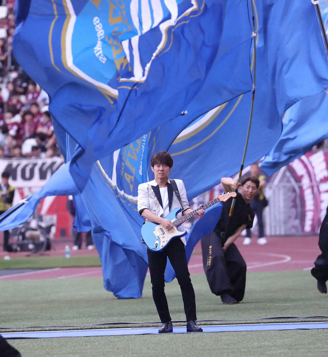 【画像・写真】ギタリスト春畑道哉が町田―神戸で「Jのテーマ」生演奏　国立で93年Jリーグ開幕戦以来31年ぶり
