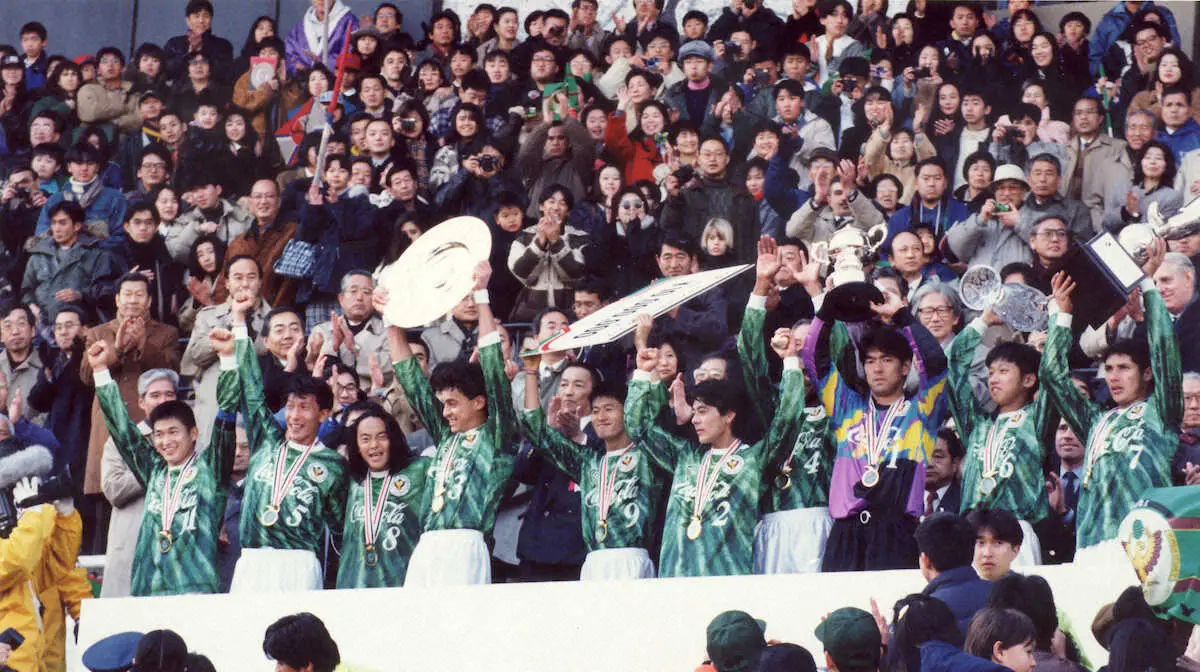 【画像・写真】1994年1月、Jチャンピオンシップで鹿島を破り初代Jリーグチャンピオンに輝いた川崎イレブン（左から）FW三浦知良、DF柱谷哲二、MF北澤豪、DFペレイラ、FW武田修宏、DF石川康、MFパウロ、F―GK菊池新吉、DF河本充弘、MFビスマルク