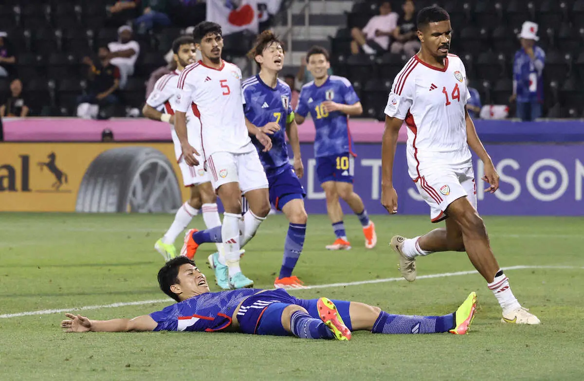 【画像・写真】＜U－23日本代表・U－23UAE代表＞後半、チャンスを逃し悔しがる細谷（手前）（撮影・小海途　良幹）