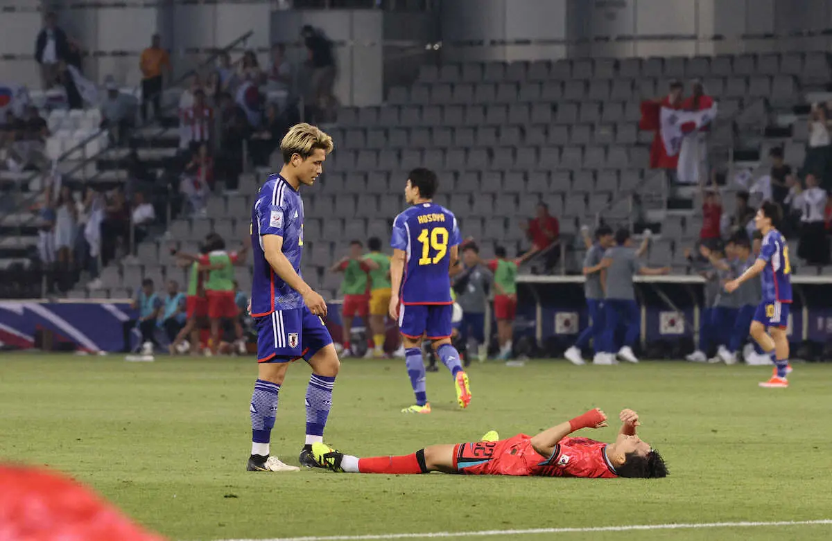 ＜U－23日本代表・U－23韓国代表＞寝転んで喜ぶ韓国選手とは対照的に、敗れうなだれる松木（撮影・小海途　良幹）