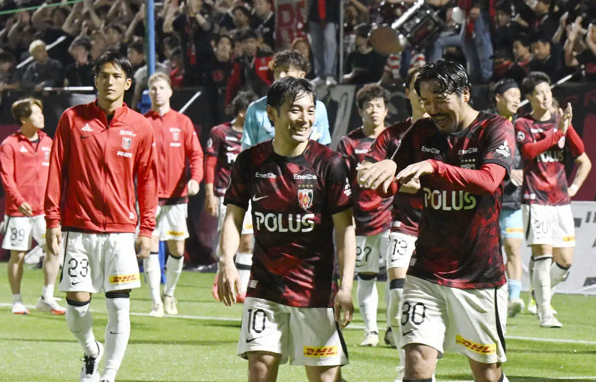 ＜ルヴァン杯2回戦＞鳥取に勝利し喜ぶ（手前右から）興梠、中島ら浦和イレブン
