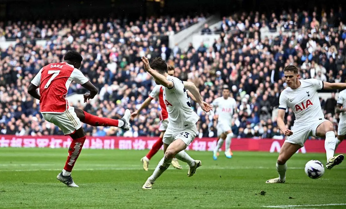 【画像・写真】＜トットナム・アーセナル＞前半、ゴールを決めるアーセナル・サカ（左端）（ロイター）