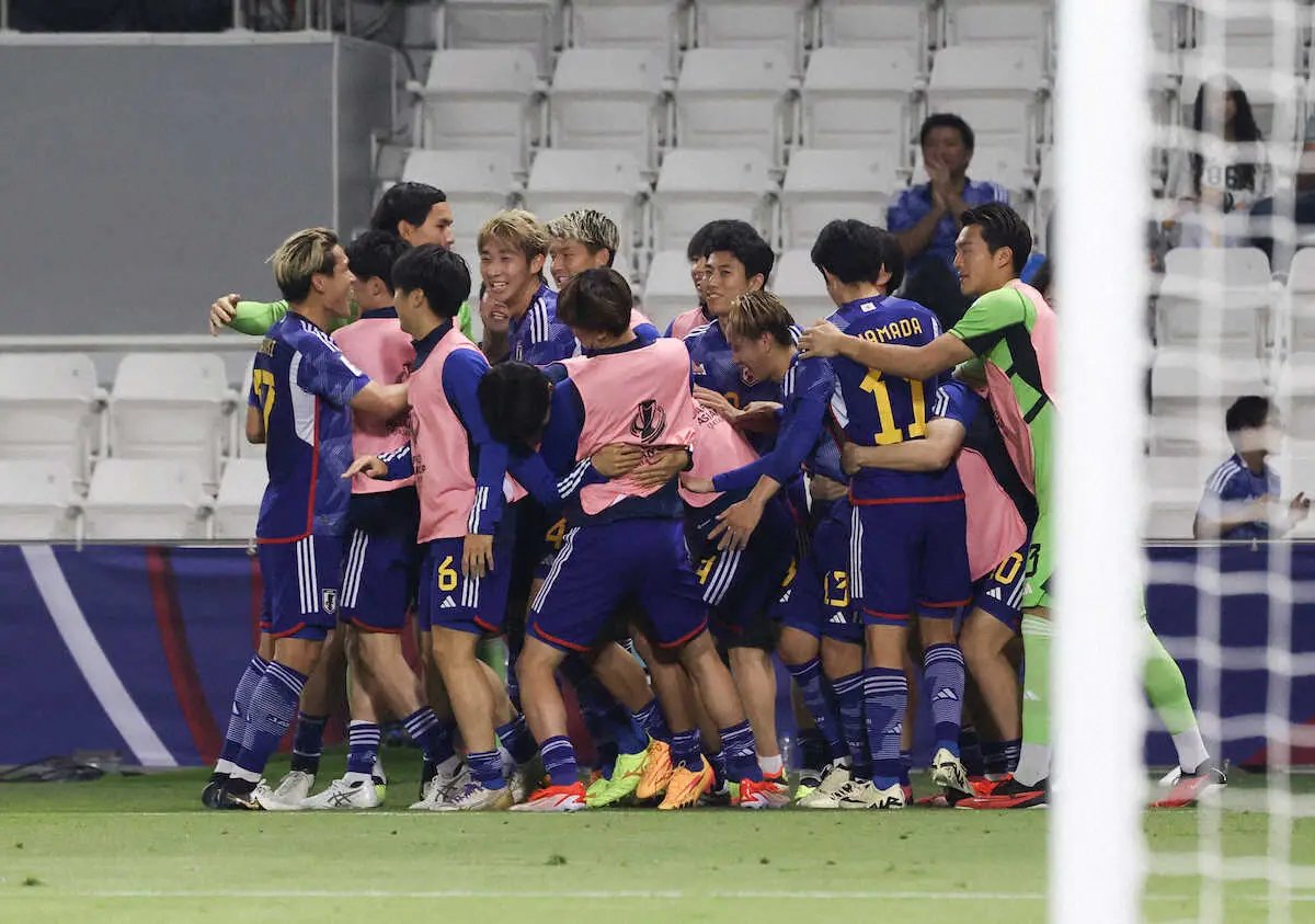 【画像・写真】＜U－23日本代表・U－23イラク代表＞先制ゴールを決めた細谷を祝福する選手たち（撮影・小海途　良幹）