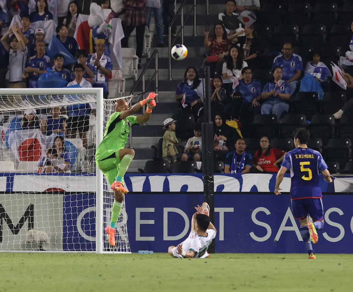 【画像・写真】＜U－23日本代表・U－23イラク代表＞後半、パンチングでクリアする小久保（撮影・小海途　良幹）