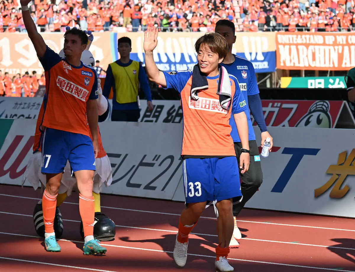 【画像・写真】笑顔で引き揚げるゴメス(左)と高木