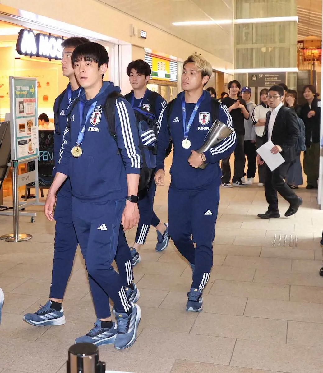 ＜U－23日本代表帰国＞カップを手に帰国した松木（中）　（左は山田楓）（撮影・西海健太郎）