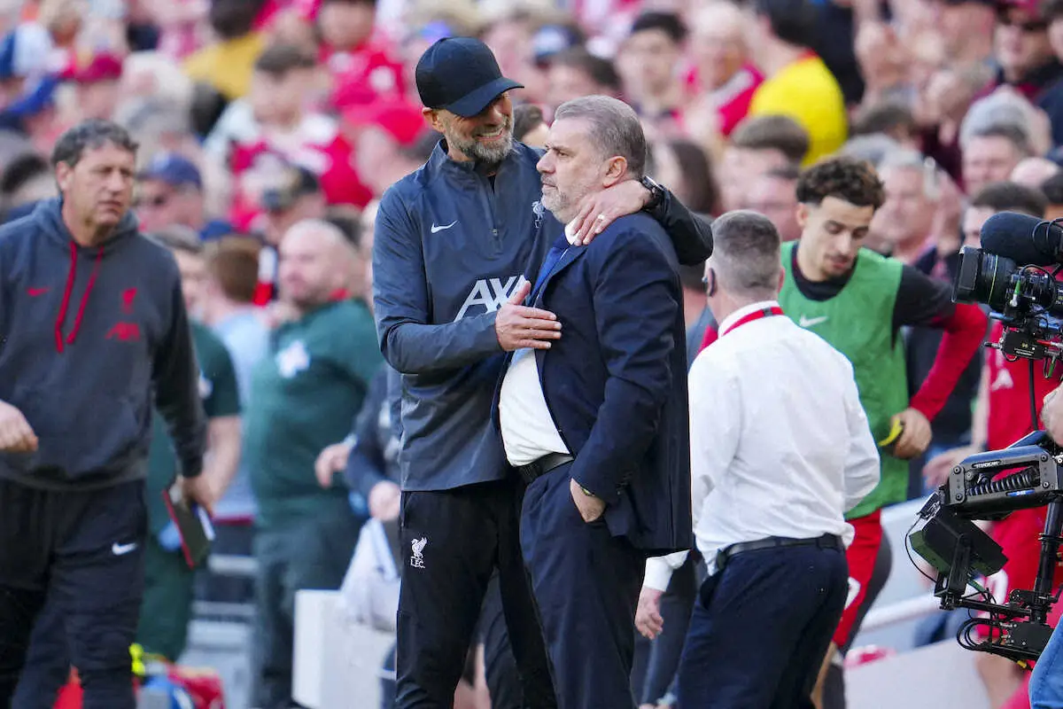 【画像・写真】＜リバプール・トットナム＞試合直後、トットナムのポステコグルー監督（右）に話しかけるリバプール・クロップ監督（AP）