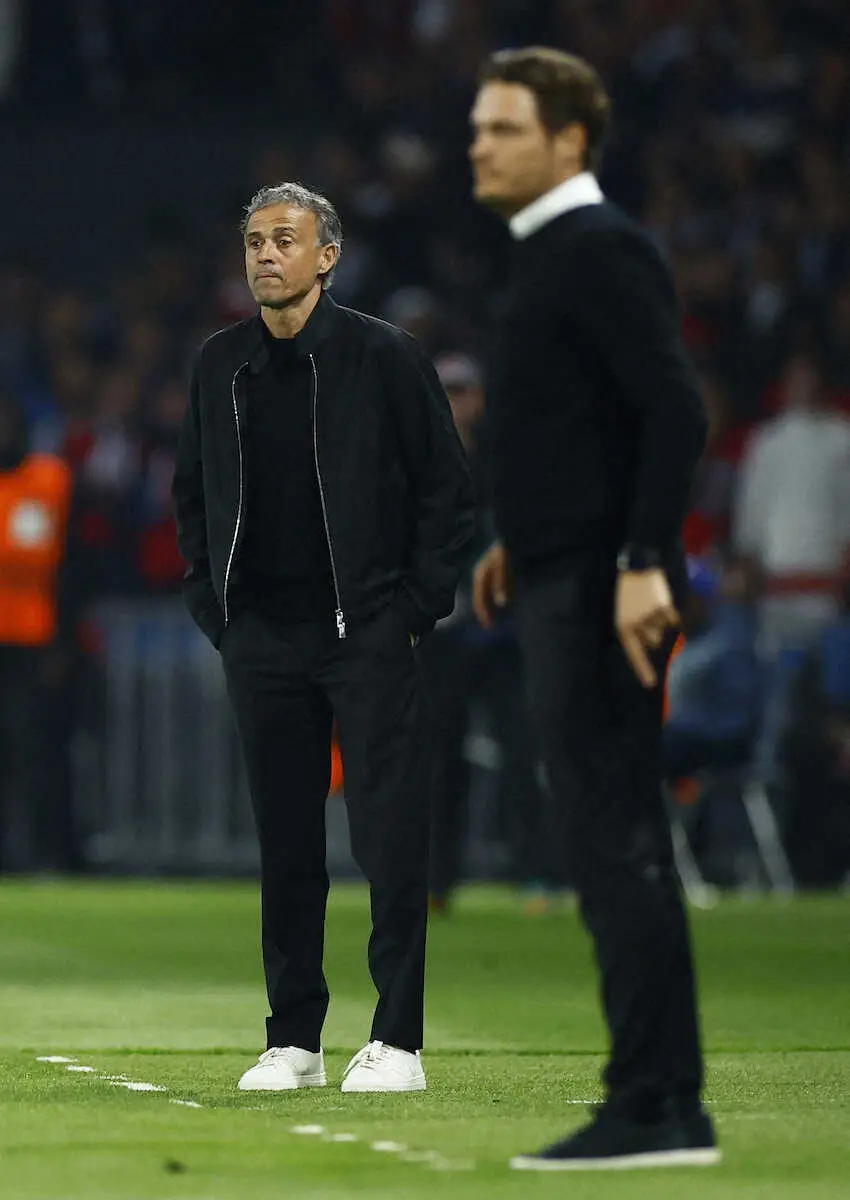 【画像・写真】＜欧州CL準決勝第2戦　パリSG・ドルトムント＞前半、試合を見つめるパリSGのルイスエンリケ監督（左）（ロイター）