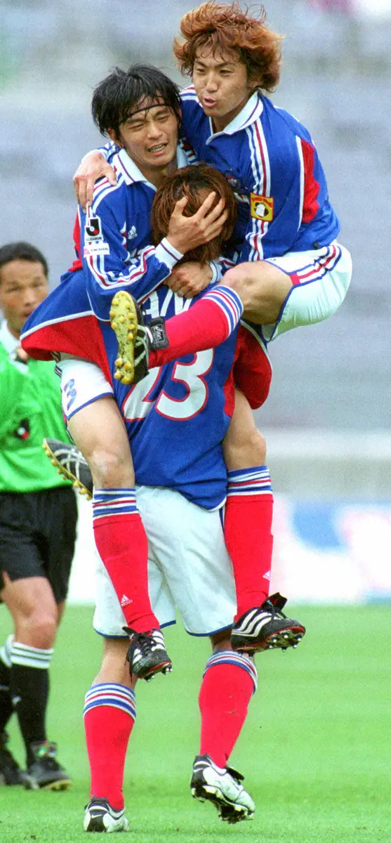 ゴールを決めた田原豊に抱き着く松田直樹（上左）と木島良輔（2001年撮影）