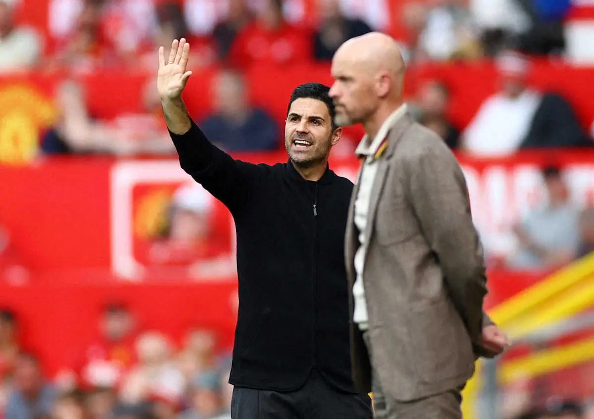 【画像・写真】＜マンチェスターU・アーセナル＞前半、選手に指示を出すアーセナルのアルテタ監督（左）（ロイター）