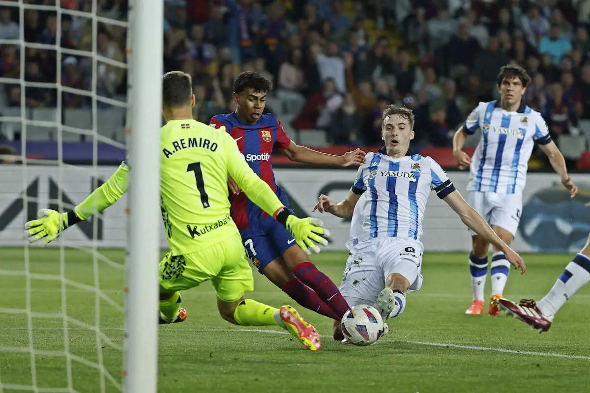 【画像・写真】＜バルセロナ・Rソシエダード＞前半、FWヤマル（左から2人目）のシュートを防ぐGKレミロらRソシエダード守備陣（AP）