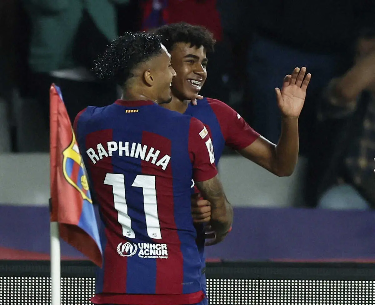 【画像・写真】＜バルセロナ・Rソシエダード＞前半、先制ゴールを決め笑顔のバルセロナFWヤマル（右）（ロイター）