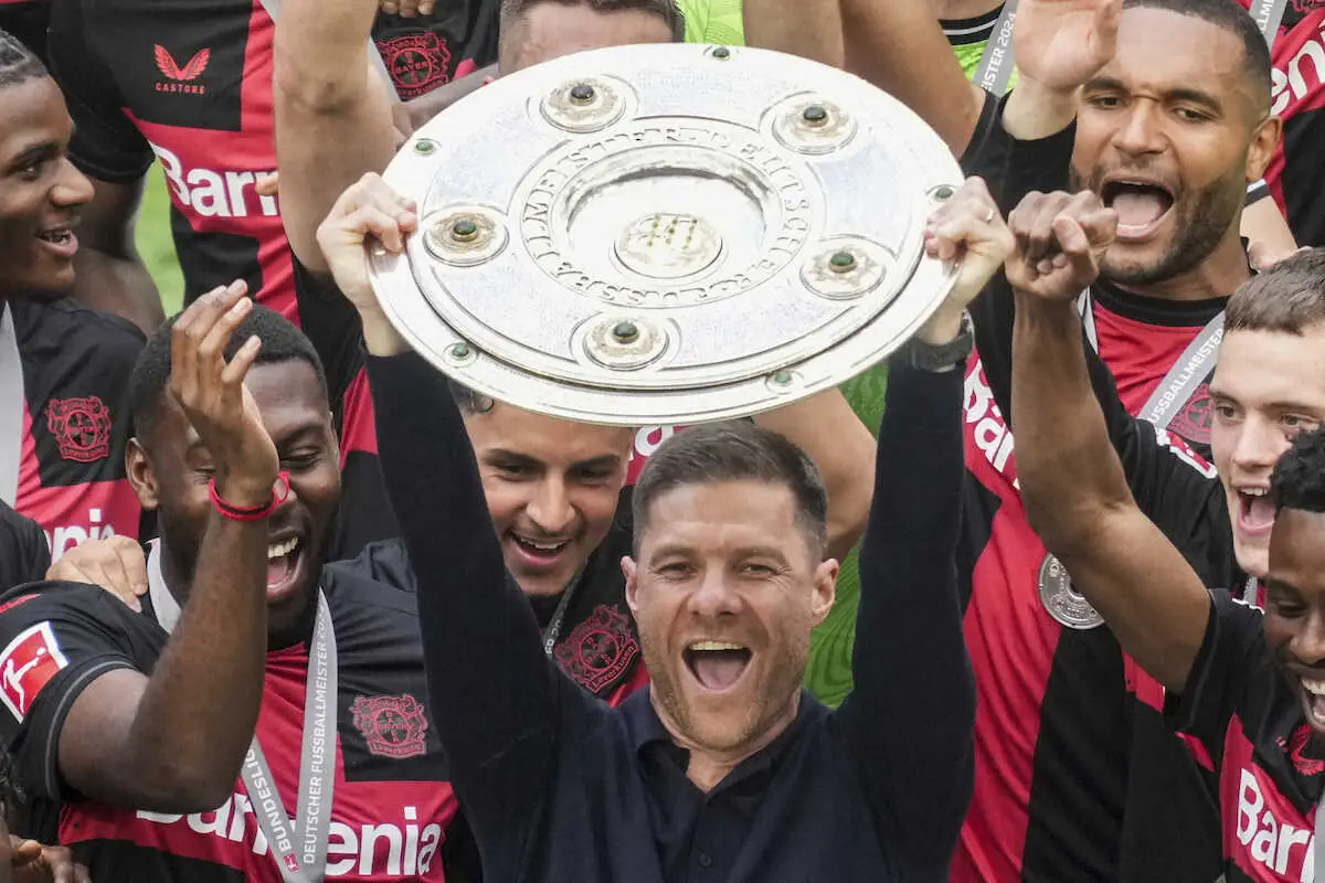 【画像・写真】＜レーバークーゼン・アウクスブルク＞マイスターシャーレを掲げ喜びを爆発させるレーバークーゼンのシャビアロンソ監督（AP）