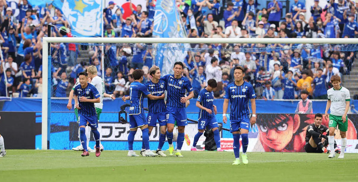 ＜町田・東京V＞後半、PKでゴールを決めた町田・藤尾（左から3人目）はチームメートと喜び合う（撮影・尾崎　有希）