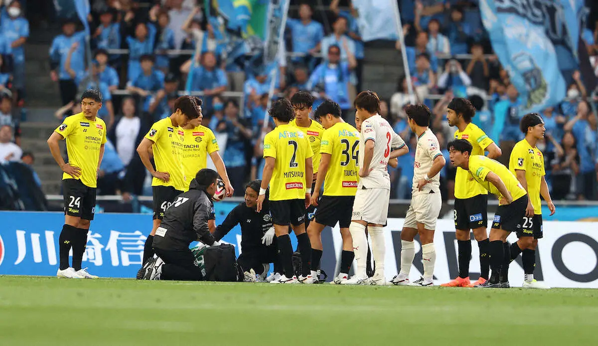 【画像・写真】柏　GK松本健太が担架で運ばれ退場するアクシデント…ジェジエウとの競り合いで頭と首を強打…病院直行