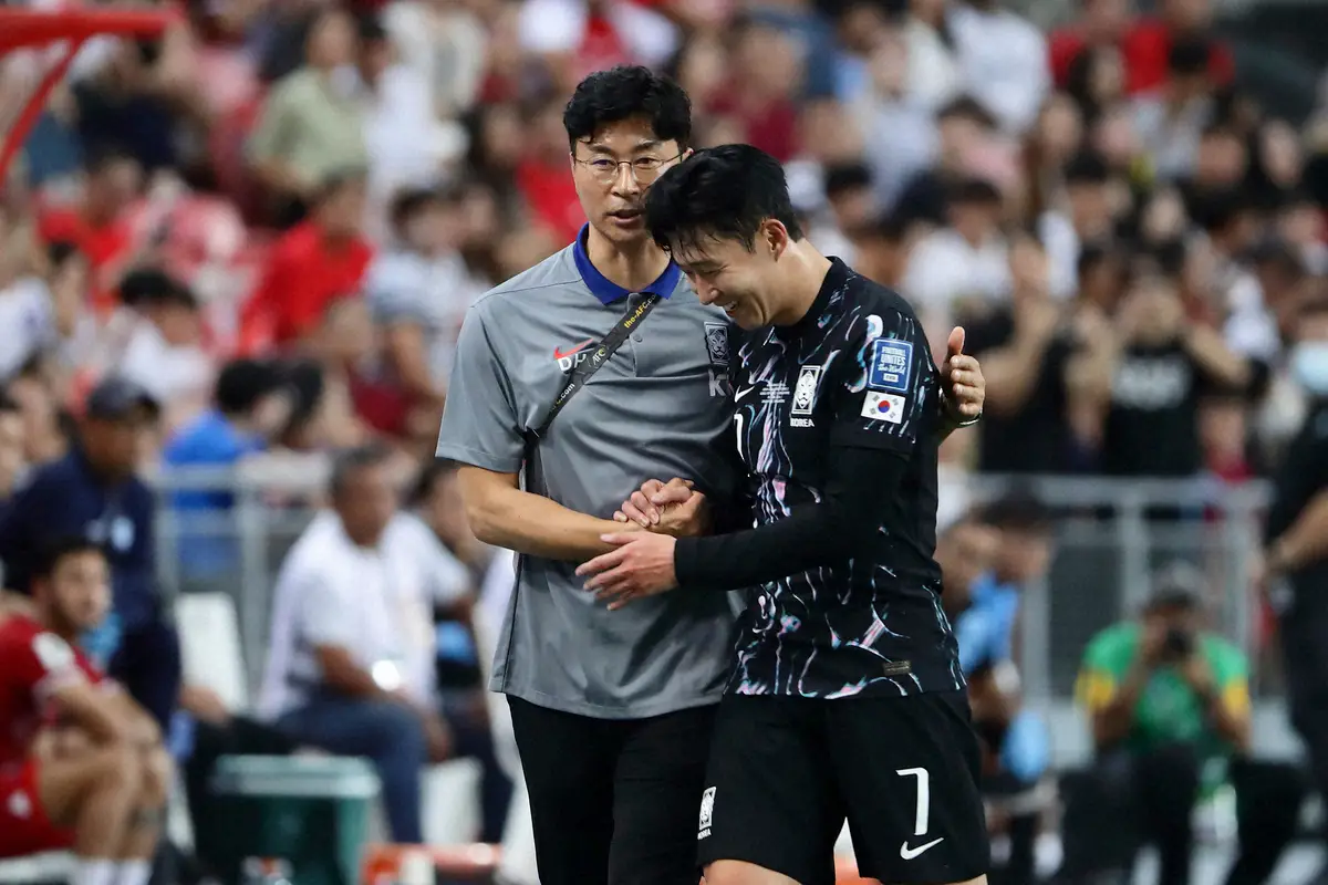 【画像・写真】＜W杯アジア2次予選＞シンガポール戦に勝利し、キム・ドフン暫定監督（左）と喜び合う韓国代表FWソン・フンミン（AP）
