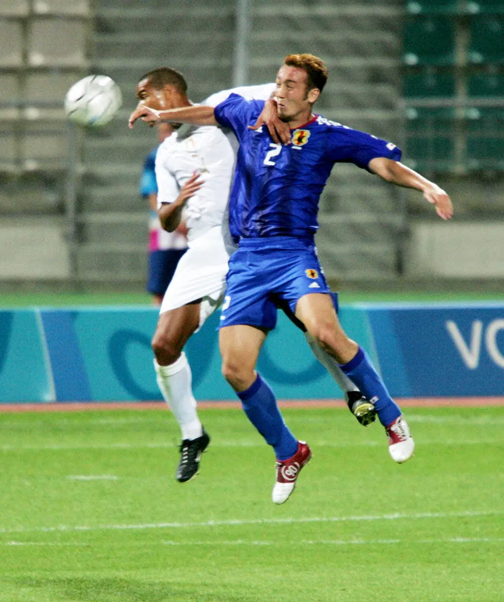 【画像・写真】04年アテネ五輪のイタリア戦で競り合うU―23日本代表のDF闘莉王（右）