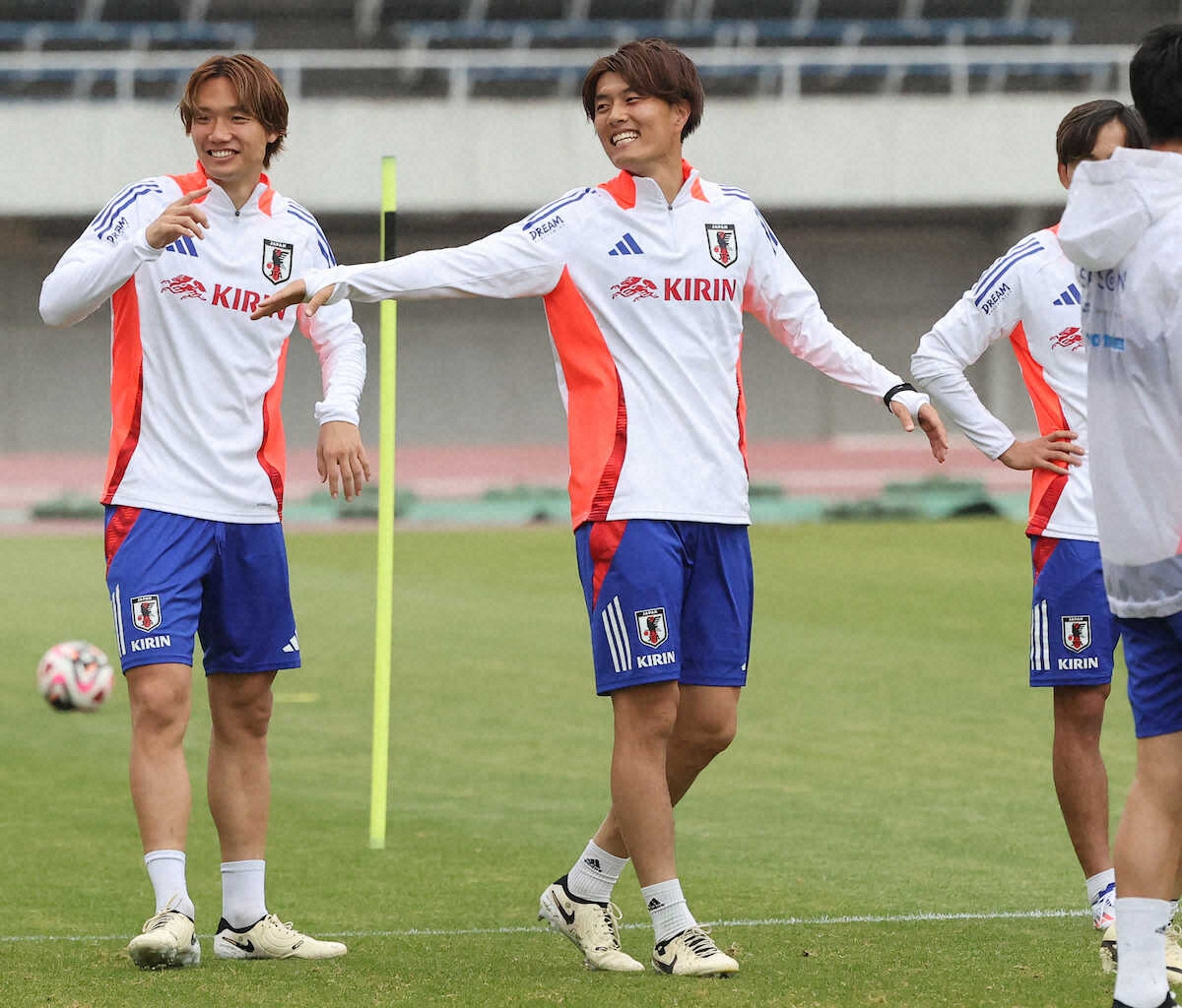 【画像・写真】練習中に笑顔を見せる小川（左は板倉）（撮影・椎名　航）