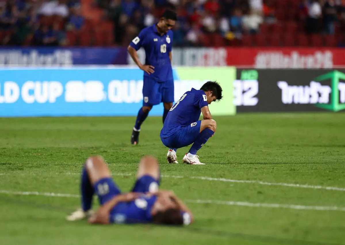 【画像・写真】＜タイ・シンガポール＞W杯アジア2次予選敗退が決まり落胆するタイ代表イレブン（ロイター）