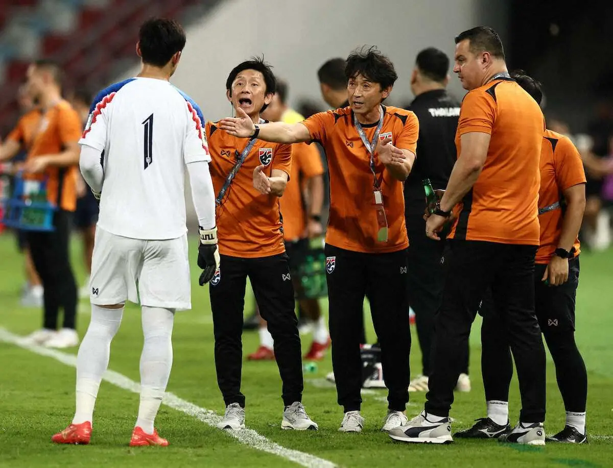 【画像・写真】＜W杯アジア2次予選　タイ・シンガポール＞前半、GKパティワット（1番）に指示を出すタイ代表の石井監督（中央右）（ロイター）