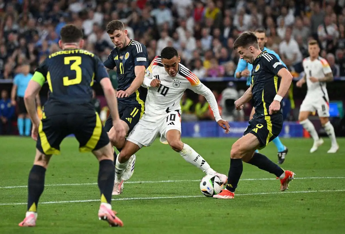 【画像・写真】＜欧州選手権　ドイツ・スコットランド＞前半、ドリブルで相手ゴールを脅かすドイツ代表ムシアラ（中央右・10番）（ロイター）