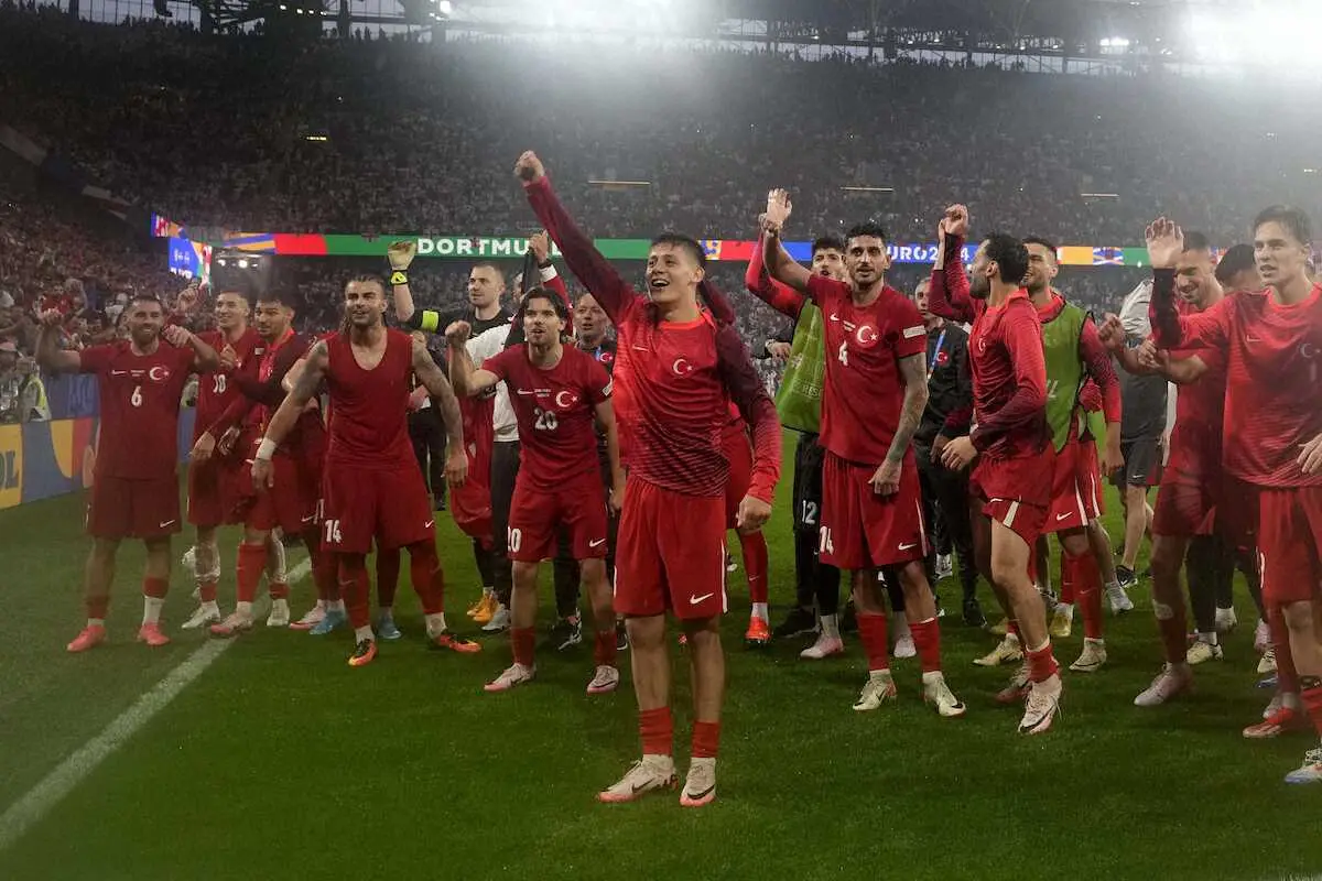 【画像・写真】C・ロナウド超えた!トルコMFギュレルが歴史的快挙　「19歳114日」で欧州選手権最年少デビュー弾