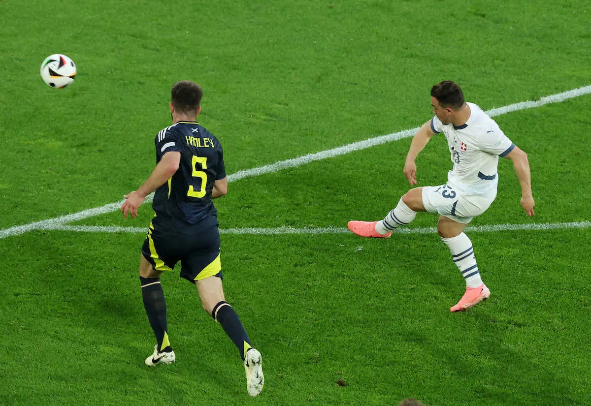 【画像・写真】＜欧州選手権　スコットランド・スイス＞前半、同点ゴールを決めたスイス代表シャキリ（右）（ロイター）