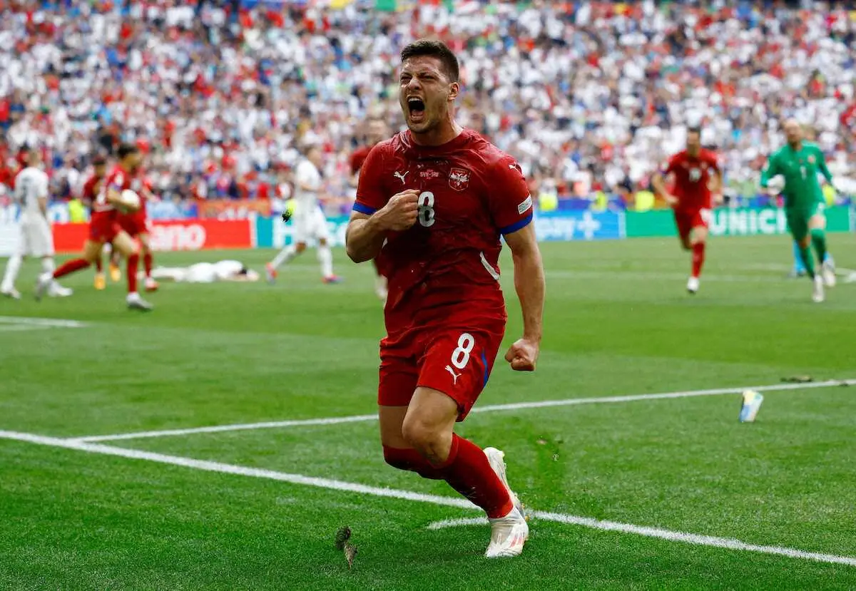 【画像・写真】＜欧州選手権　スロベニア・セルビア＞後半アディッショナルタイム、劇的な同点ゴールを決め喜びを爆発させるセルビア代表FWヨビッチ（ロイター）