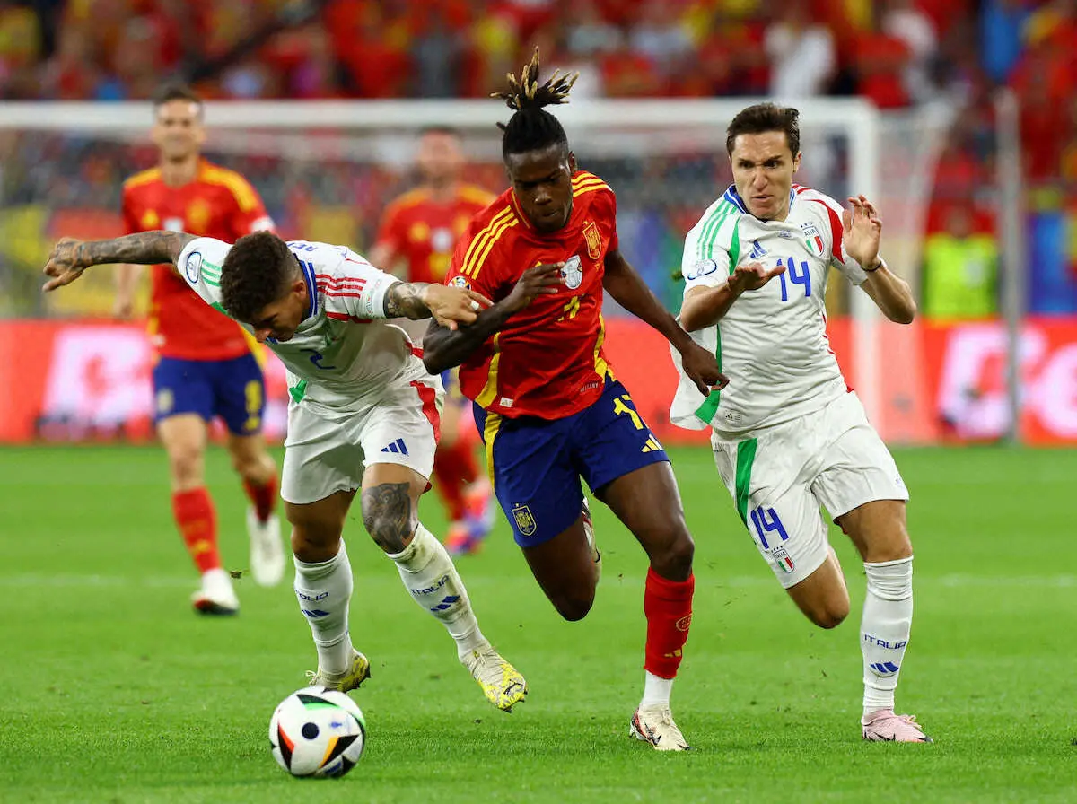 【画像・写真】＜欧州選手権　スペイン・イタリア＞前半、ドリブル突破するスペイン代表FWウィリアムス（中央）（ロイター）