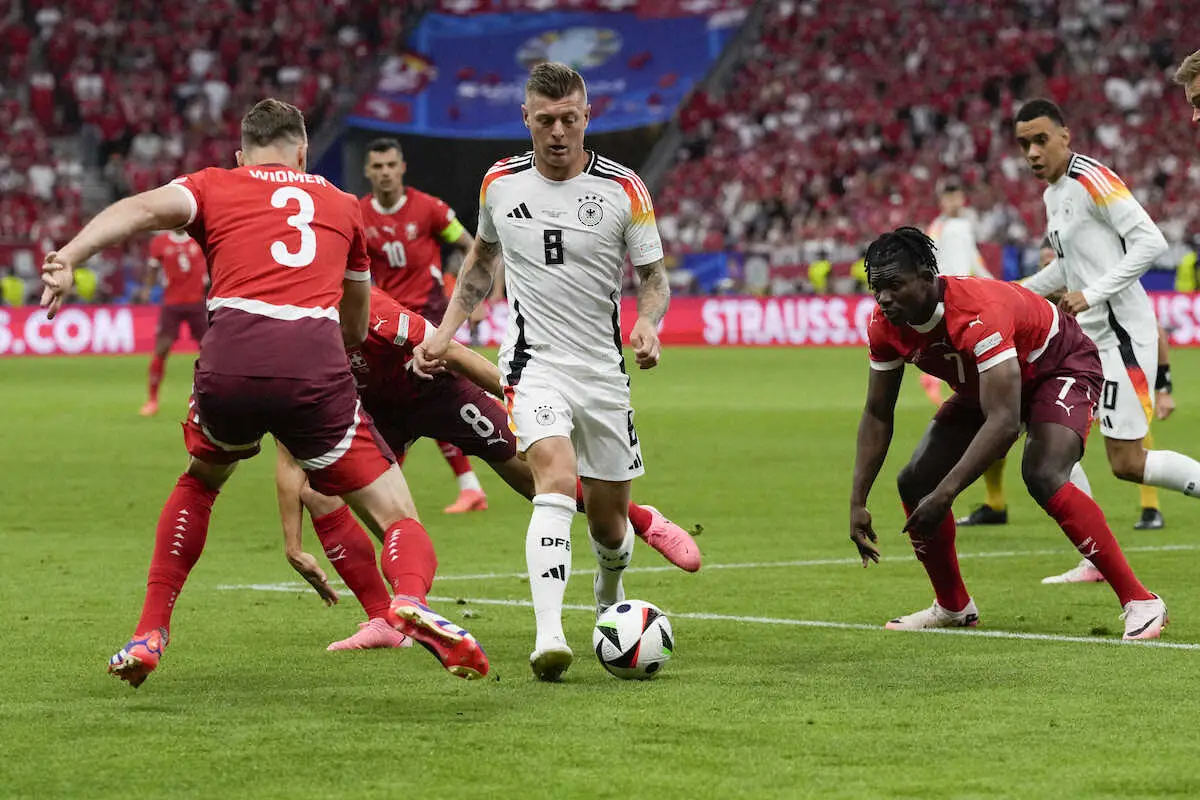 【画像・写真】＜欧州選手権　スイス・ドイツ＞前半、ボールキープするドイツ代表MFクロース（中央）（AP）