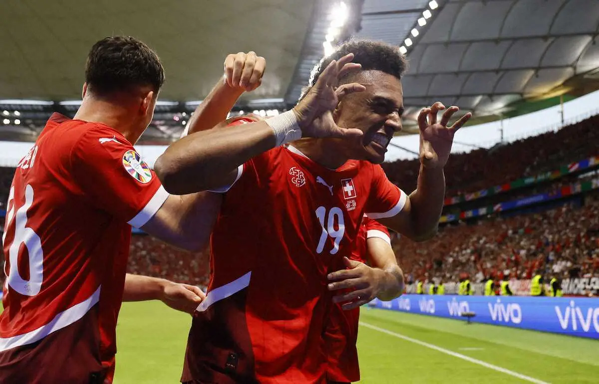 【画像・写真】＜欧州選手権　スイス・ドイツ＞前半、先制ゴールを決め喜ぶスイス代表エンドイェ（右）（ロイター）