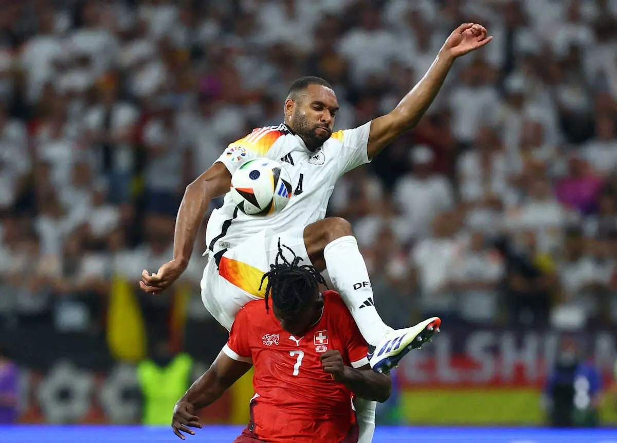 【画像・写真】＜欧州選手権　スイス・ドイツ＞前半、足を高く上げる危険なプレーでイエローカードを受けたドイツ代表DFター（上）（ロイター）
