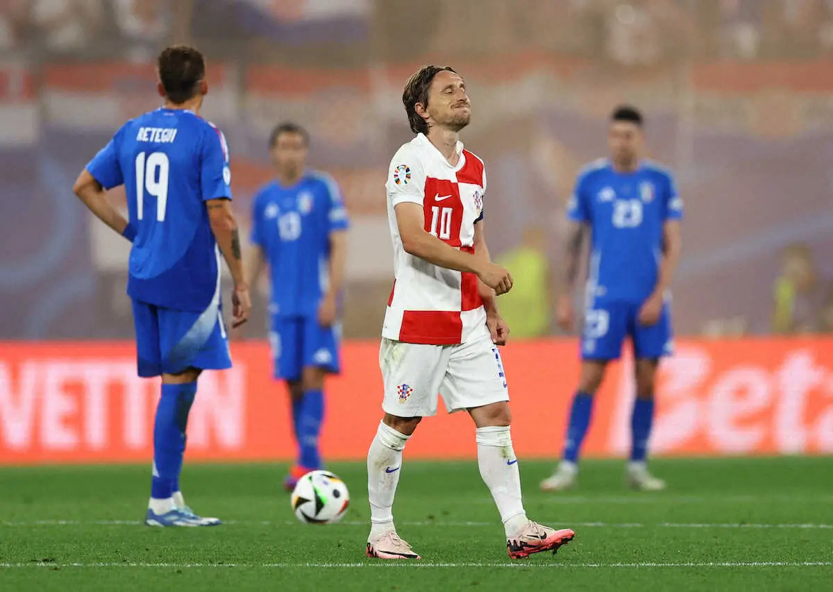 【画像・写真】＜欧州選手権　クロアチア・イタリア＞後半、PK失敗に天を仰ぐクロアチア代表MFモドリッチ（右）だったが…（ロイター）