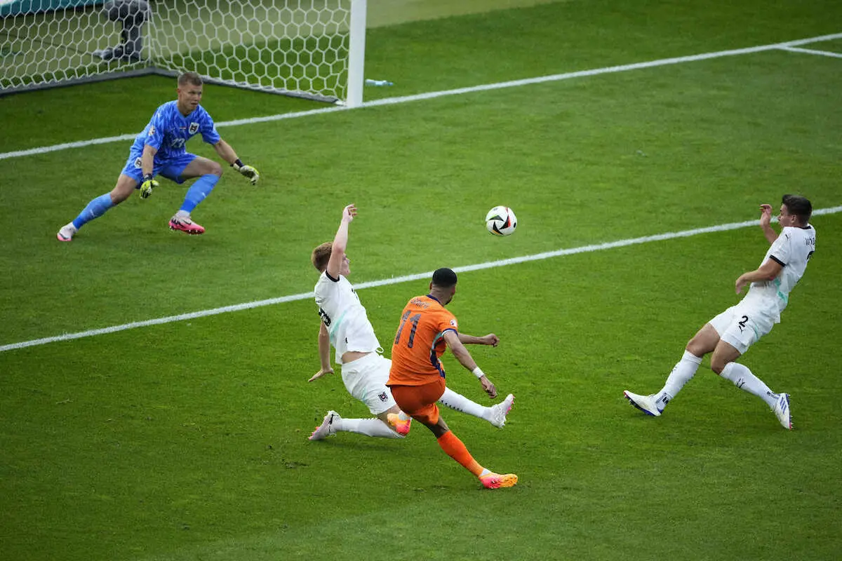 【画像・写真】＜欧州選手権　オランダ・オーストリア＞後半、同点ゴールを決めたオランダ代表ハクポ（中央・11番）（AP）