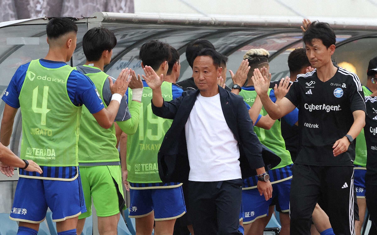 【画像・写真】福岡戦後、ハイタッチする町田・黒田監督（中）（撮影・西海健太郎）