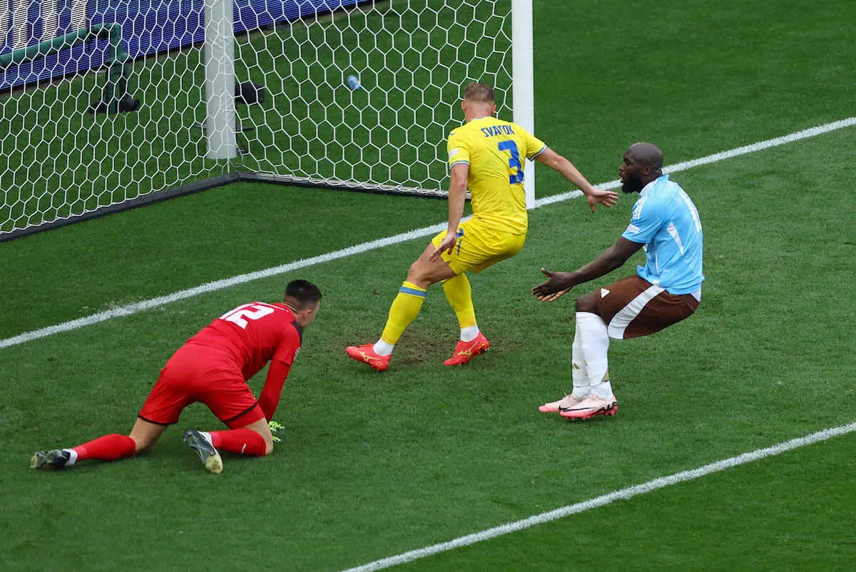 【画像・写真】＜欧州選手権　ウクライナ・ベルギー＞後半、クロスに合わず悔しがるベルギー代表FWルカク（右）（ロイター）