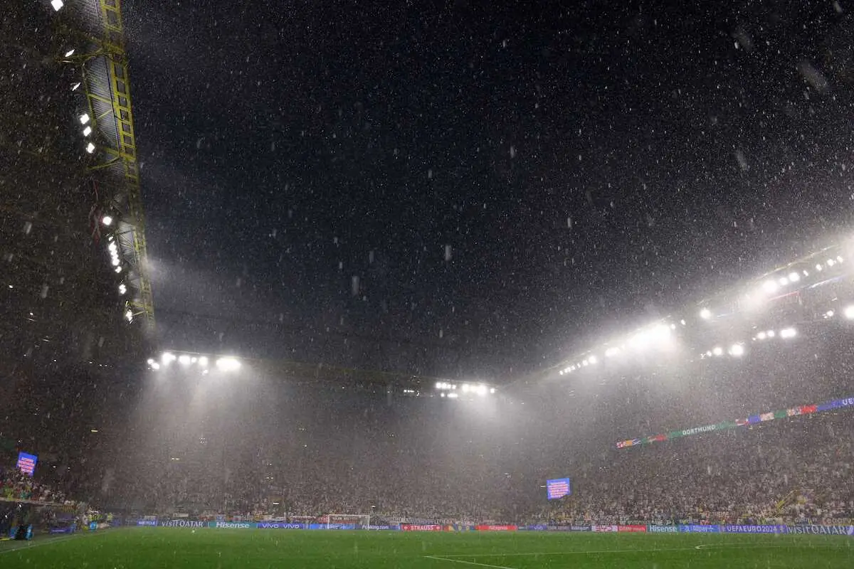【画像・写真】＜欧州選手権　ドイツ・デンマーク＞前半、激しい雷雨によって試合が一時中断となる（ロイター）