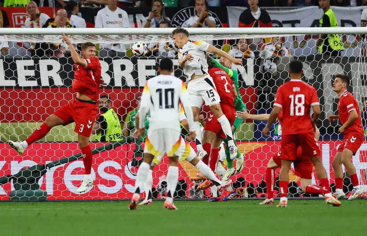 【画像・写真】＜欧州選手権　ドイツ・デンマーク＞前半、ドイツ代表シュロッターベック（15番）がゴールネットを揺らすも、得点は認められず（ロイター）