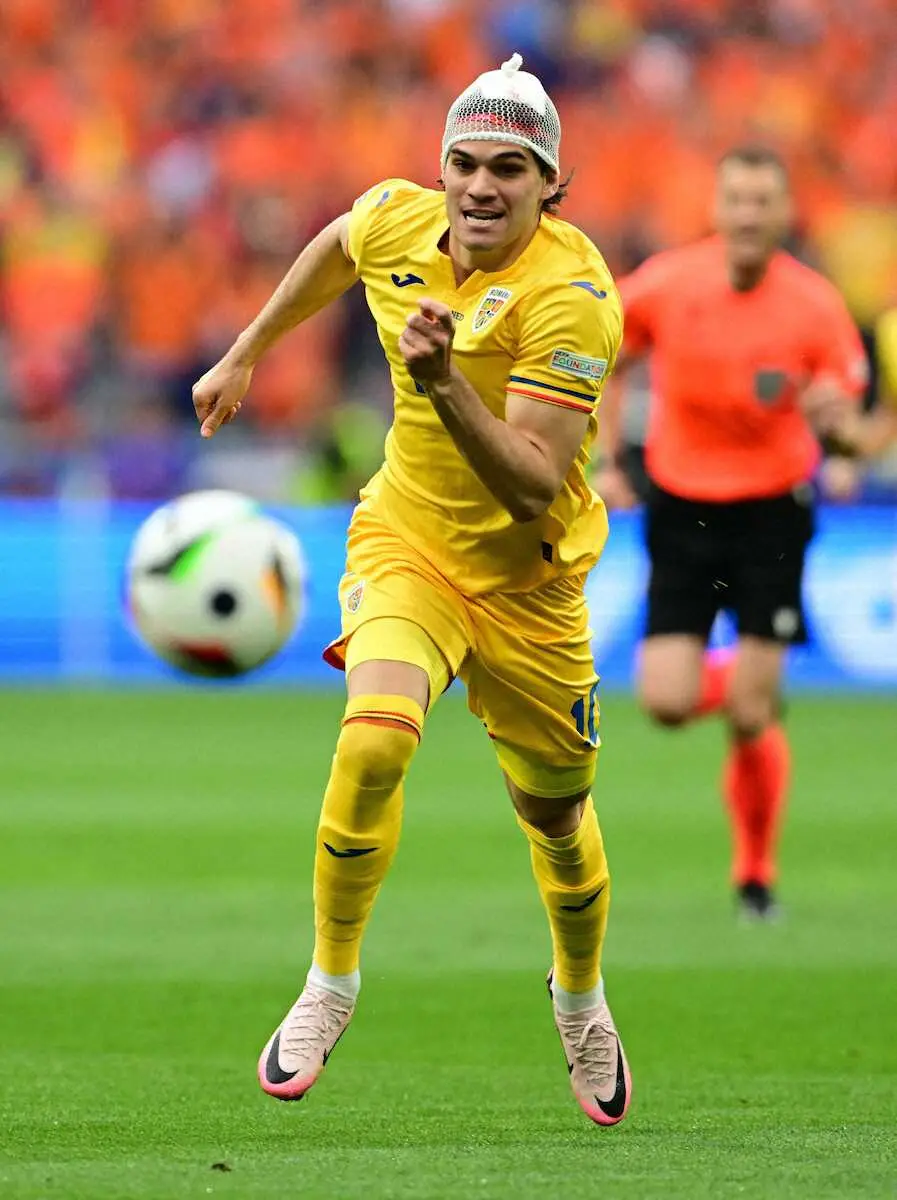 【画像・写真】＜欧州選手権　ルーマニア・オランダ＞前半、ボールを追いかけるルーマニア代表ハジ（ロイター）