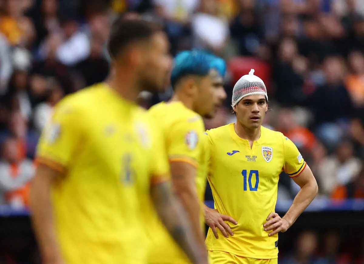 【画像・写真】＜欧州選手権　ルーマニア・オランダ＞前半、先制ゴールを奪われ落胆するハジ（右）らルーマニア代表イレブン（ロイター）