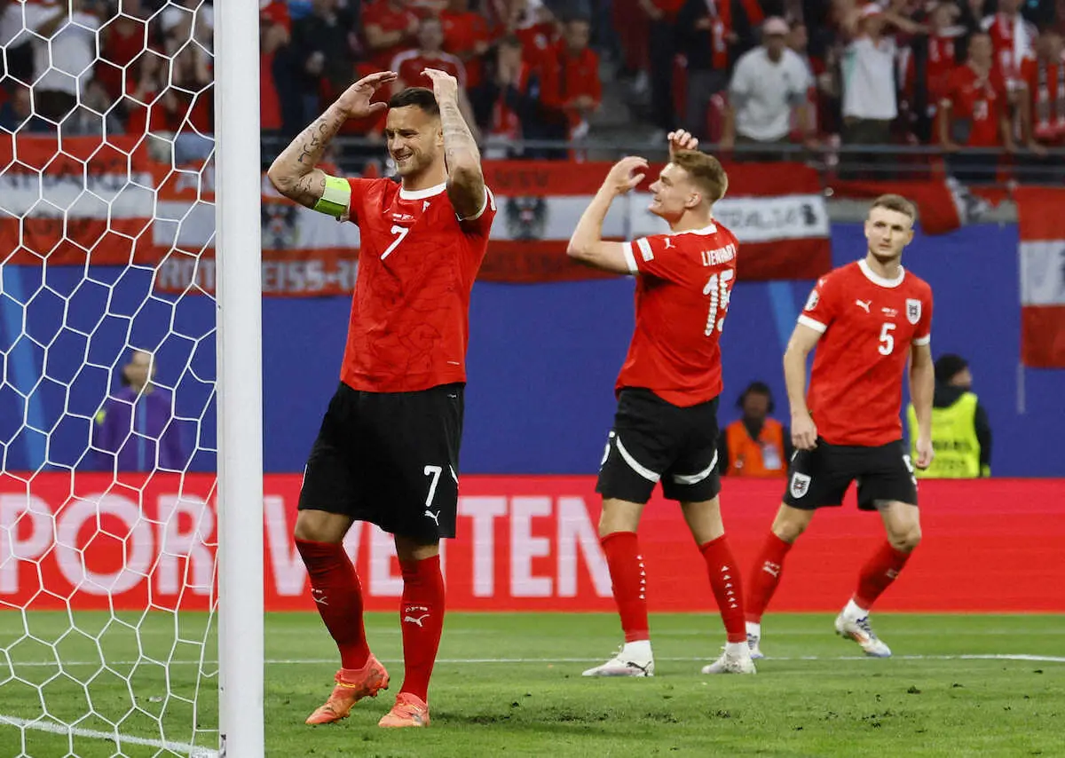 【画像・写真】＜欧州選手権　オーストリア・トルコ＞立ち上がり1分で失点し、頭を抱えるアルナウトビッチ（左）らオーストリア代表イレブン（ロイター）