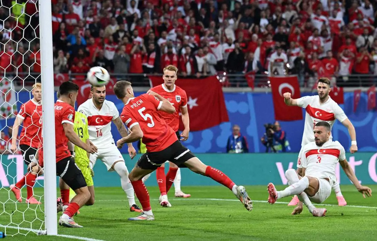 【画像・写真】＜欧州選手権　オーストリア・トルコ＞前半、先制ゴールを決めるトルコ代表デミラル（右手前）（ロイター）