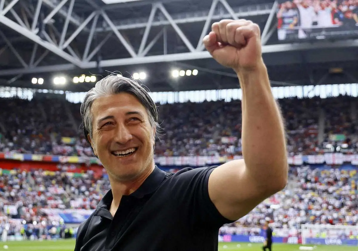 【画像・写真】＜欧州選手権　イングランド・スイス＞試合前、ファンの声援に応えるスイス代表ヤキン監督（ロイター）