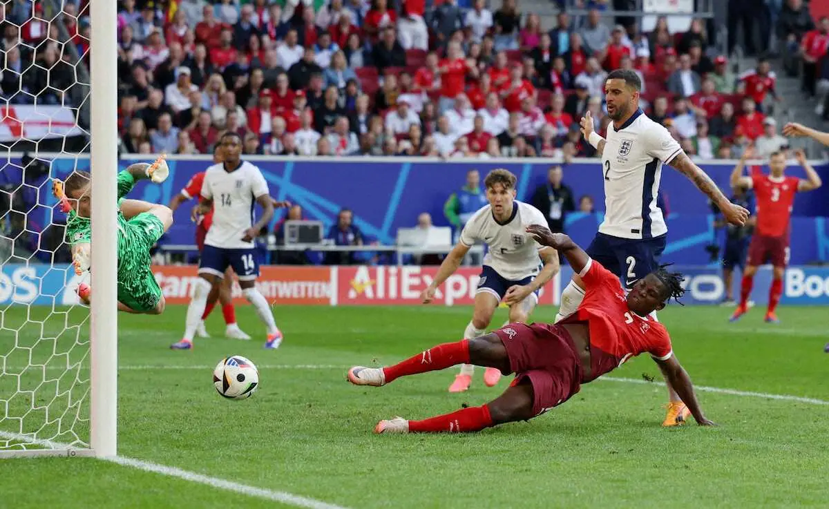 【画像・写真】＜欧州選手権　イングランド・スイス＞後半、先制ゴールを決めるスイス代表エンボロ（右手前）（ロイター）