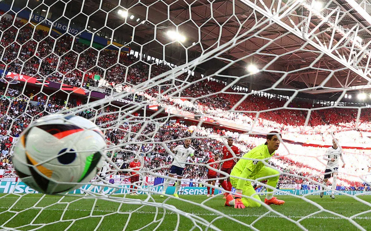 【画像・写真】＜欧州選手権　イングランド・スイス＞後半、スイスは同点に追いつかれる（ロイター）