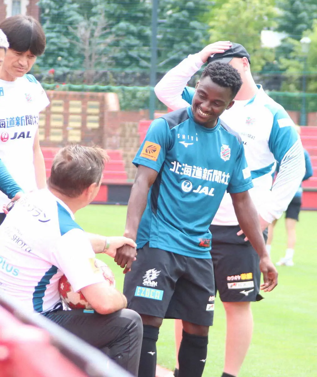 【画像・写真】札幌がポルトガル2部から獲得のガーナ人MFカンが合流　J1最下位チーム加入も「助けるために来た」