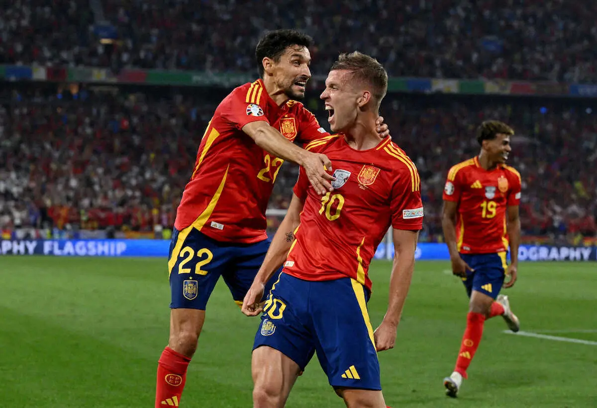 【画像・写真】＜欧州選手権　スペイン・フランス＞前半、逆転ゴールを決め喜ぶスペイン代表オルモ（中央）（ロイター）