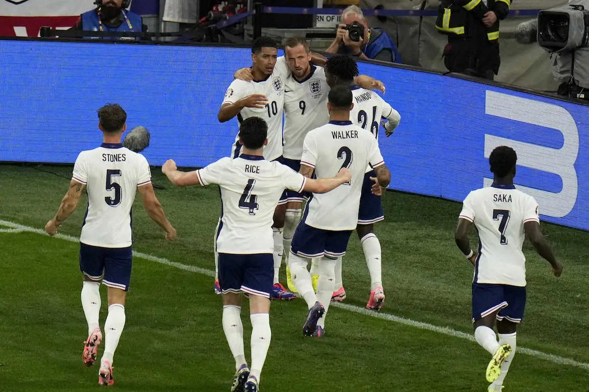 【画像・写真】＜欧州選手権　オランダ・イングランド＞前半、ケーン（中央奥・9番）が同点ゴールを決め喜ぶイングランド代表イレブン（AP）
